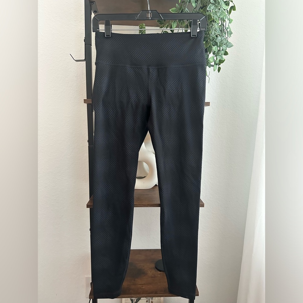 Women’s VMMA yoga leggings‎ size medium. Black/charcoal pattern